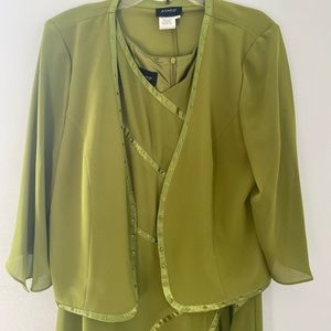 Women’s Green Ashro Dress Set: Women’s 18